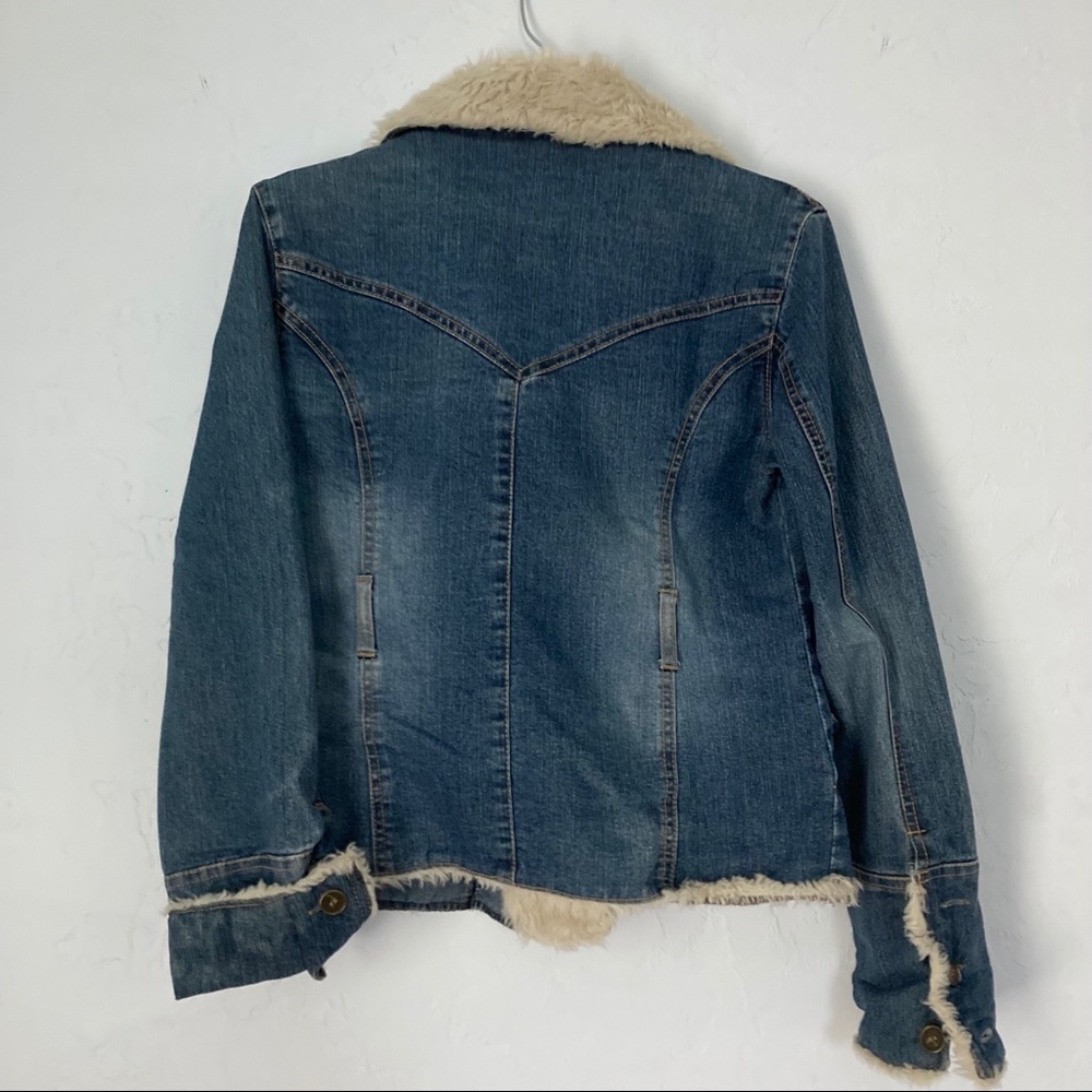 SOLD✨ 2xHP ✨ FINAL PRICE—Boutique fur detail jean jacket - Picture 6 of 7